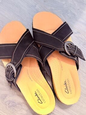 Clarks Black Cross-Strap Buckle Slide Sandals with Tan Footbed